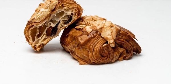 كرواسون الشكولاتة باللوز