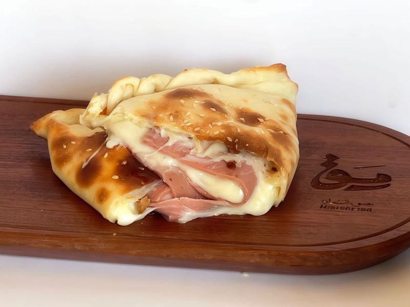 فطيرة المرتديلا بالاجبان