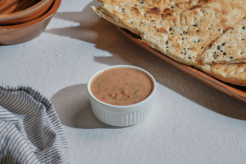 صوص الطماطم والطحينة