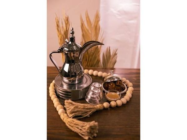 ترمس قهوة عربية ، طحينة ، تمر