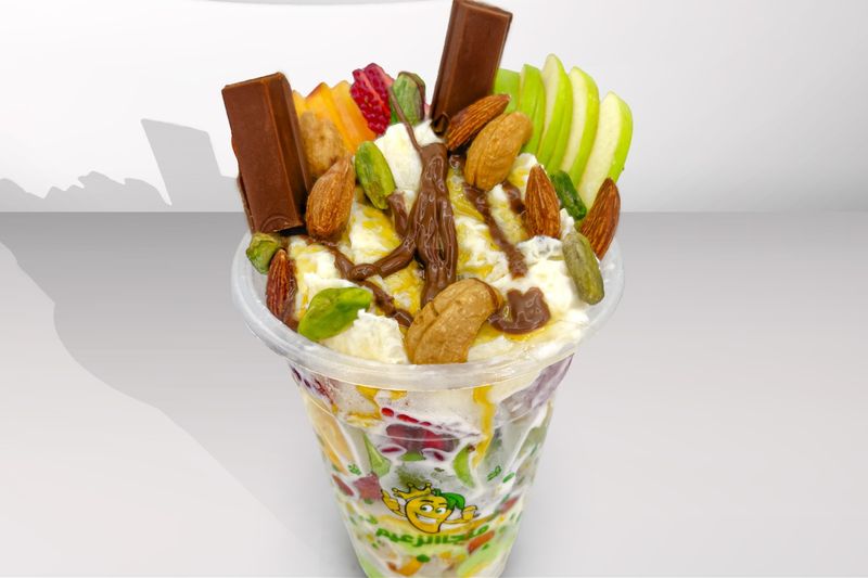 كأس سلطة ملكية بالقشطة والمكسرات - كأس وسط