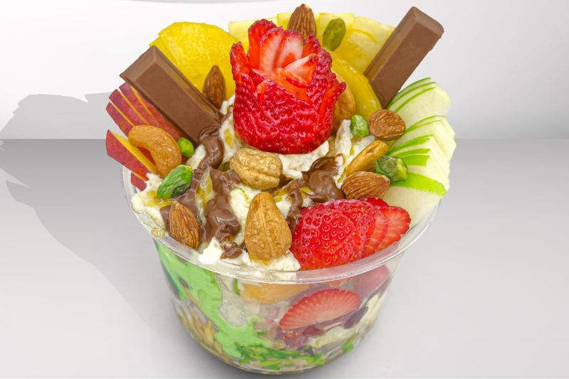 سلطة ملكي بالقشطة والمكسرات صحن صغير