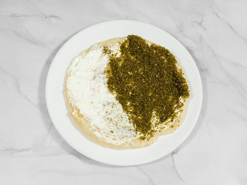 جباتي لبنة مع زعتر