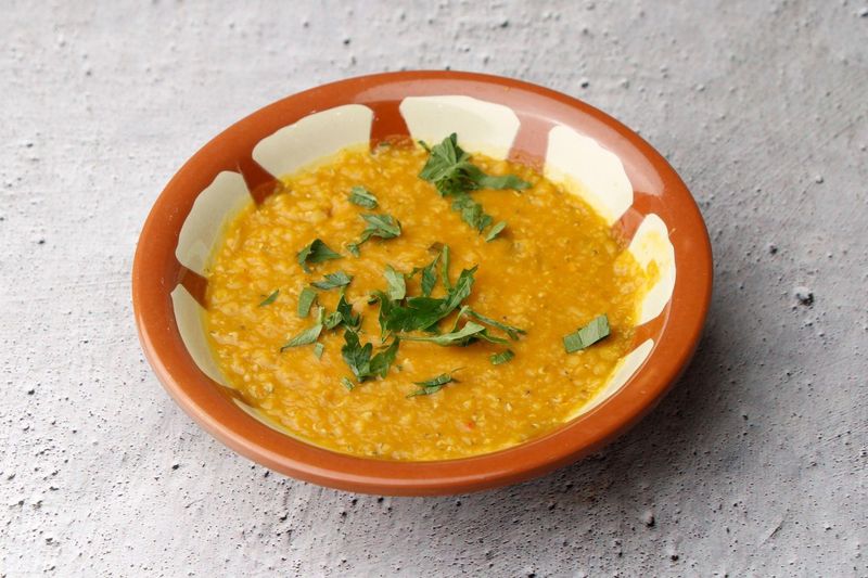 عدس تاوه على الحجر