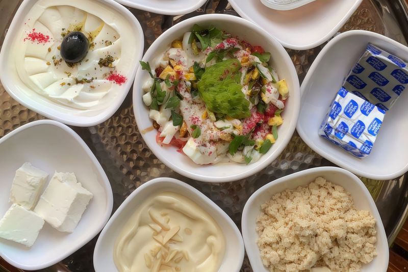 جبن مالح مع العسل الزيتون